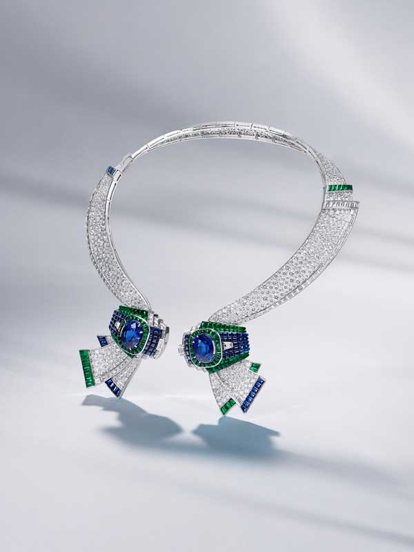 Amura,AmuraWorld,AmuraYachts, Collar <em><i>Effet drapé Mystérieux.</i></em>