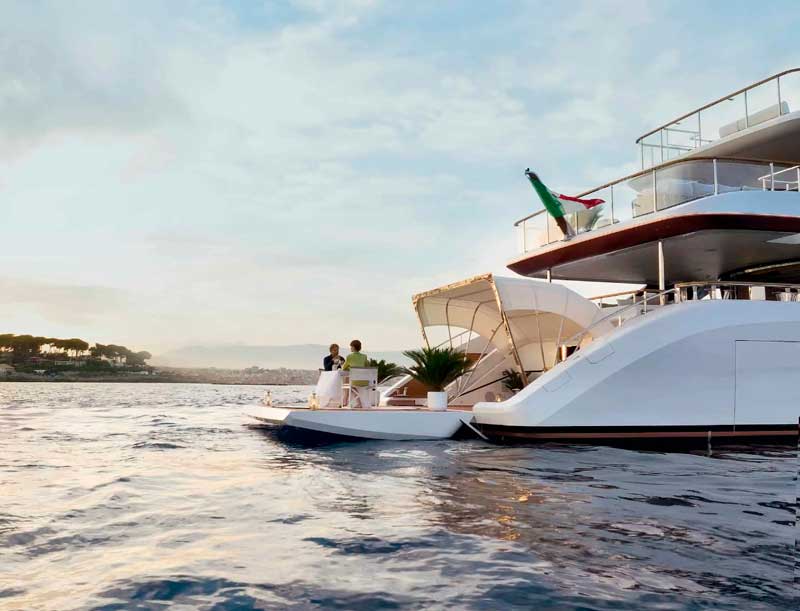 Amura,AmuraWorld,AmuraYachts, La popa se extiende para crear un lugar para convivir.