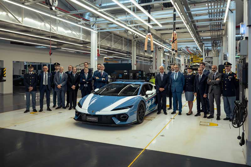 Amura,AmuraWorld,AmuraYachts, En las instalaciones de Automobili Lamborghini en Sant'Agata Bolognese, la Policía Estatal Italiana recibió una nueva patrulla modelo <em><i>Temerario</i></em>.