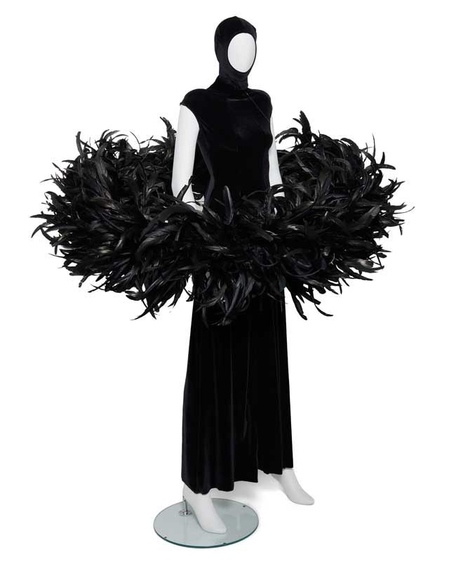 Amura,AmuraWorld,AmuraYachts, Vestido largo con capucha de terciopelo negro y boa de plumas Bad Binch Tong Tong de Terrence Zhou, usado por Lady Gaga en el videoclip <em><i>Runway</i></em>.