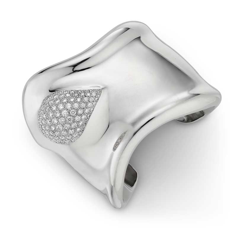 Amura,AmuraWorld,AmuraYachts, Pulsera «Bone Cuff» de Elsa Perretti para Tiffany & Co. Pulsera tipo brazalete de platino con diamantes incrustados.