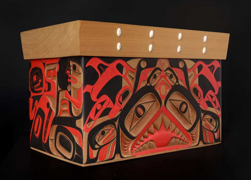 Amura,AmuraWorld,AmuraYachts, Cofre con motivo de tiburón, obra de Jay Simeon, artista de la Nación Haida, Columbia Británica, Canadá. Foto: Melissa Bermudez