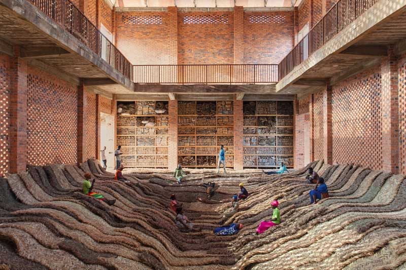 Amura,AmuraWorld,AmuraYachts, Ibrahim Mahama (n. 1987), <em><i>Parlamento de los fantasmas</i></em>, 2023. Heno, arcilla roja, tamal. © Ibrahim Mahama. Foto: © Ernest Sackitey, cortesía de Red Clay.