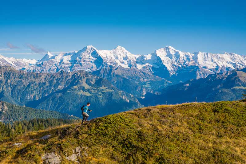 Amura,AmuraWorld,AmuraYachts, Realiza una caminata con las montañas Eiger, Mönch y Jungfrau de fondo.