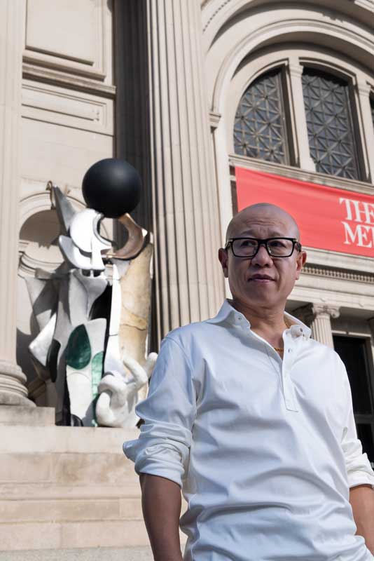 Amura,AmuraWorld,AmuraYachts, El artista pequinés Liu Wei frente a una de sus obras instalada en la fachada del Museo Metropolitano de Arte, MET, de Nueva York.
