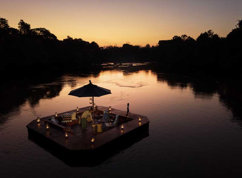 Amura,AmuraWorld,AmuraYachts, Una elegante cena a bordo del pontón que surca sobre el río Kafue.
