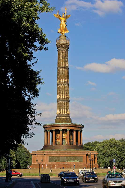 Victory Column in the Tiergarten park, a colossal world reference of Berlin.
