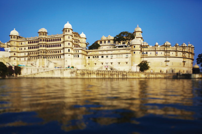 Del lago Pichola de Udaipur emergen construcciones de gran belleza. 