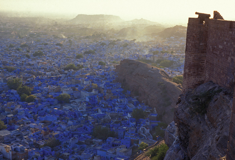 Se cree que el azul de estas construcciones en Jodhpur es efectivo para alejar a los mosquitos.