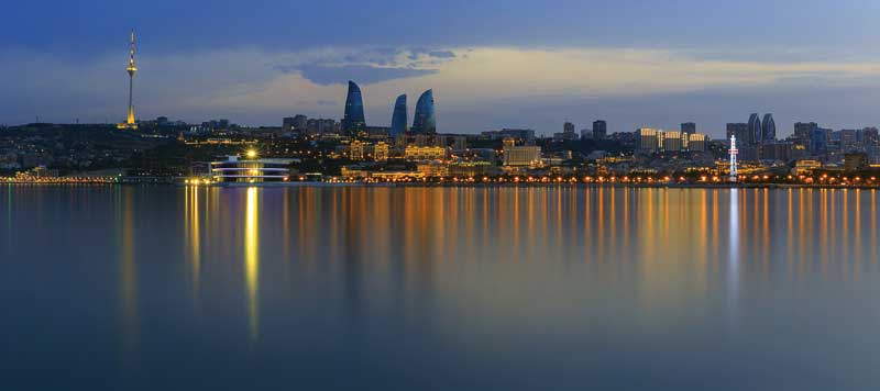  Vista nocturna de la capital de Azerbaiyán desde el mar caspio.