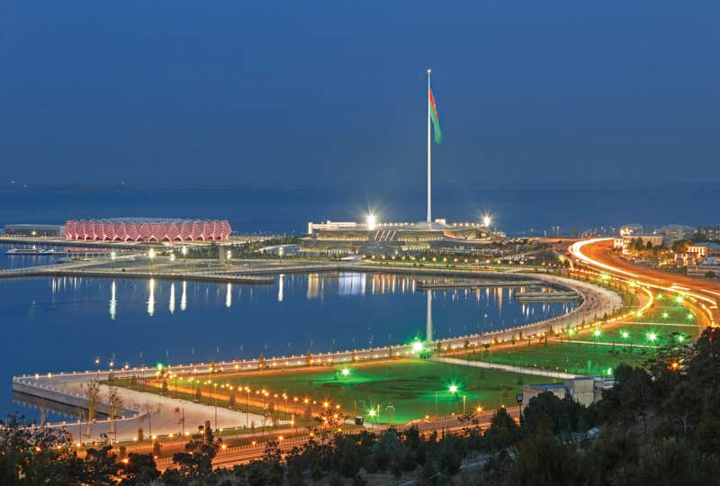 Boulevard marítimo, Plaza de la Bandera y Palacio de Cristal en Bakú.