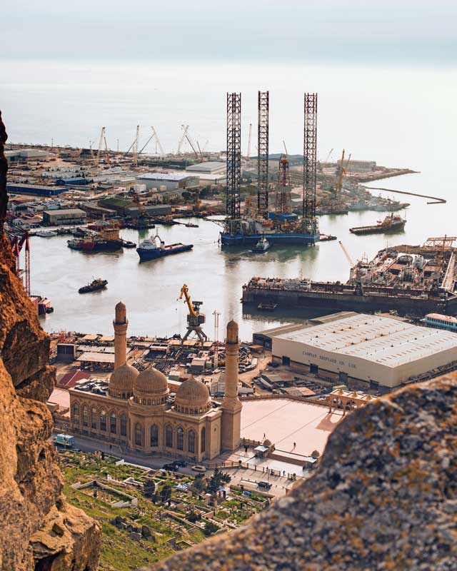 Mezquita Bibi Heydat cerca de torres de perforación de petróleo en el puerto de Bakú. 