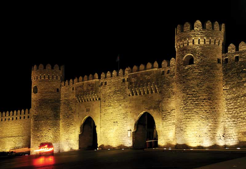 La antigua entrada a la ciudad vieja de Bakú.