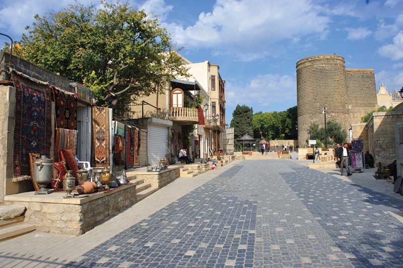 Ciudad vieja de Bakú y Torre de la Doncella.
