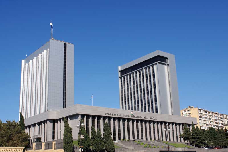  En el fondo Casa de Gobierno y Hotel en Absherón, Baku, Azerbaiyán. 
