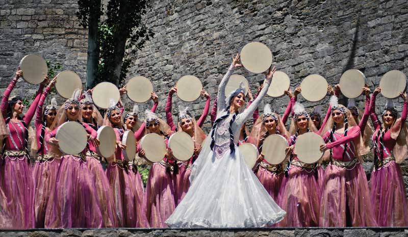 Mujeres danzantes tradicionales durante la fiesta de Novruz.