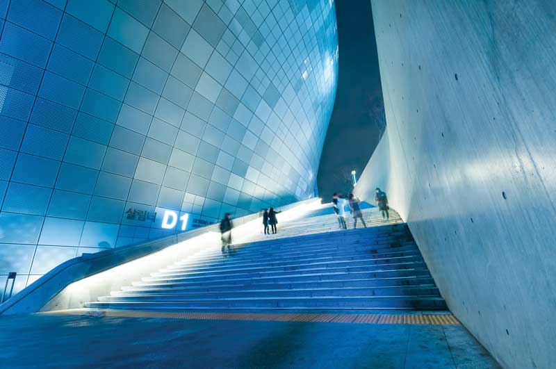 Dongdaemun Plaza, en el centro de Seúl, diseño de Zaha Hadid.