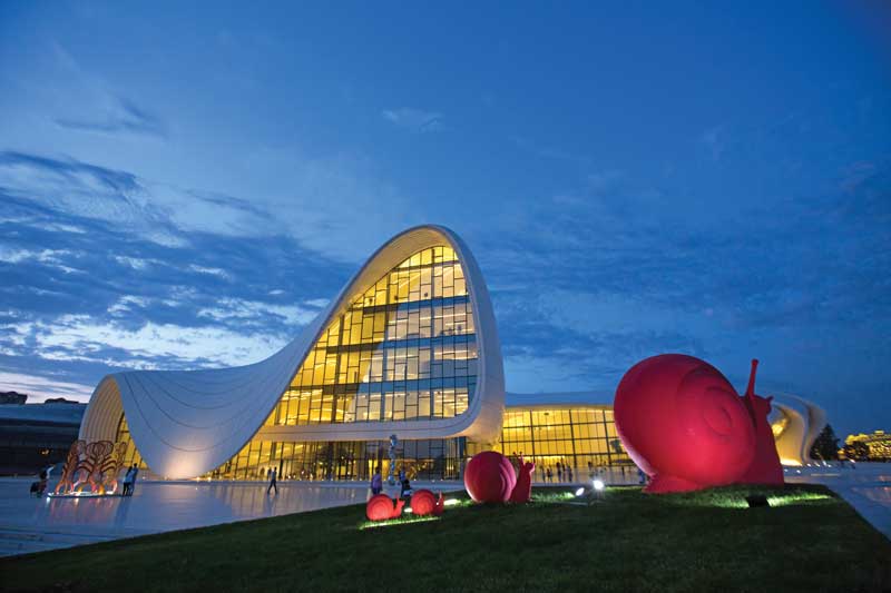 Centro Cultural Heydar Aliyev, un símbolo de la Ciudad de Bakú; el 29 de junio de 2012 se realizó la ceremonia oficial de inauguración.