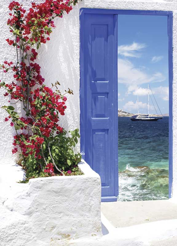 Puerta griega tradicional en la isla de Mykonos, Grecia.