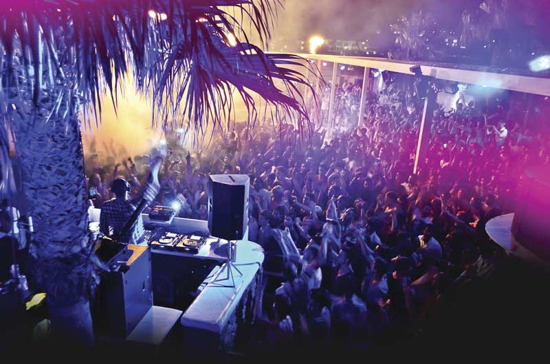  DJ tocando en un club, la vida nocturna de Mykonos.