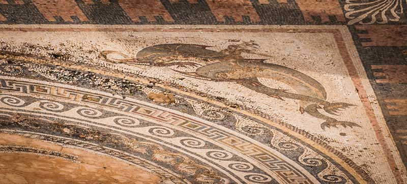La Casa de los Delfines fue llamada así por su atrio de mosaico que ilustra unos delfines.
