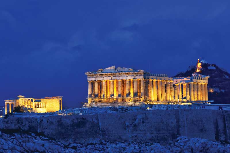 El Partenón en la noche en el Acrópolis de Atenas, Grecia.