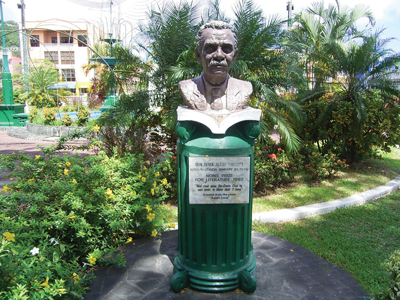 Busto en la Plaza Derek Walcott
