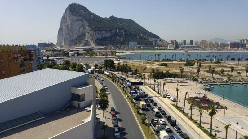 La Verja es el punto fronterizo que separa Gibraltar de España; es un lugar por donde transitan diariamente miles de personas. 

