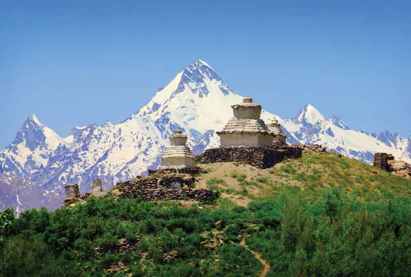 El panorama montañoso del Himalaya, la preservación del medio ambiente y su arquitectura tradicional conforman el mayor atractivo turístico de Bután. 
