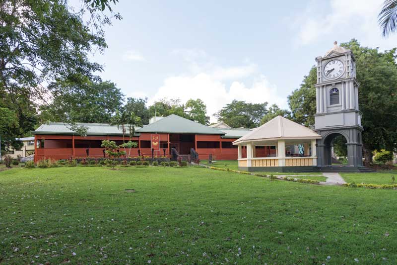 El Museo de Fiyi se encuantra dentro de los Jardines de Thurston. Se puede disfrutar de la naturaleza y la atmósfera colonia de los jardines y aprender la historia de Fiyi en el museo.
