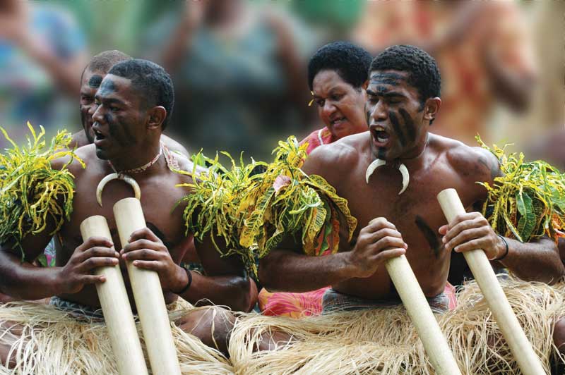 Ceremonias, danzas, cantos y tradiciones orales resguardaron su cultura. Apenas a mediados del siglo XIX, el fiyiano tuvo un alfabeto con caracteres latinos en su representación escrita. 