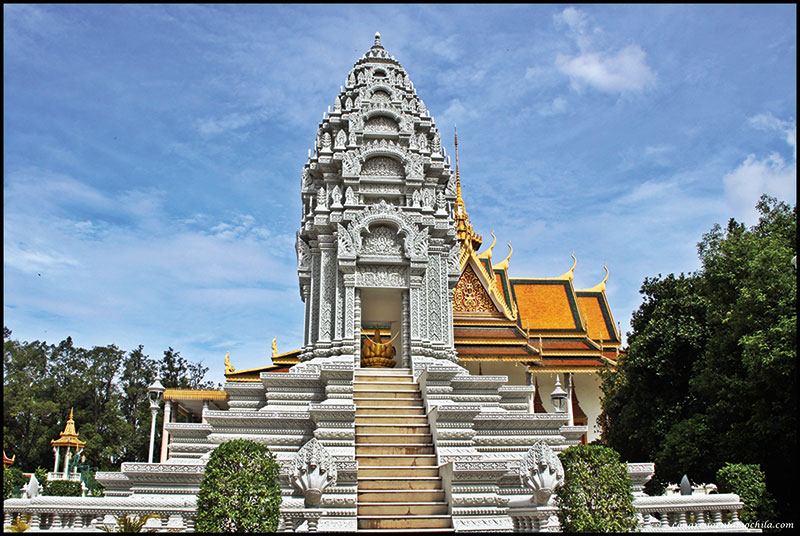 Amura, Camboya, Cambodia,  Stupa sagrada en los jardines del Palacio Real. 
