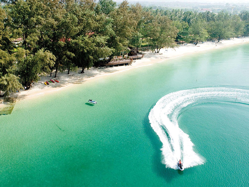 Amura, Camboya, Cambodia, Las costas de Camboya ofrecen diversas oportunidades turísticas, desde deportes acuáticos hasta manjares de pescados y mariscos. 