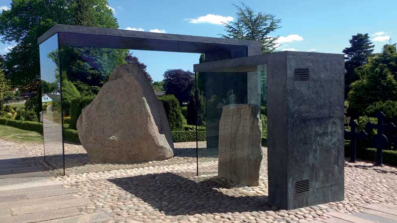 Amura,Dinamarca,Vikingos,Rey Harald,piedras rúnicas de Jelling,daneses,felicidad, Piedras rúnicas en Jelling, Vejle, Dinamarca. 