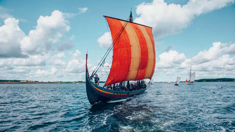 Amura,Dinamarca,Vikingos,Rey Harald,piedras rúnicas de Jelling,daneses,felicidad, El museo vikingo ofrece una verdadera experiencia de navegación en un barco tradicional reconstruido. 