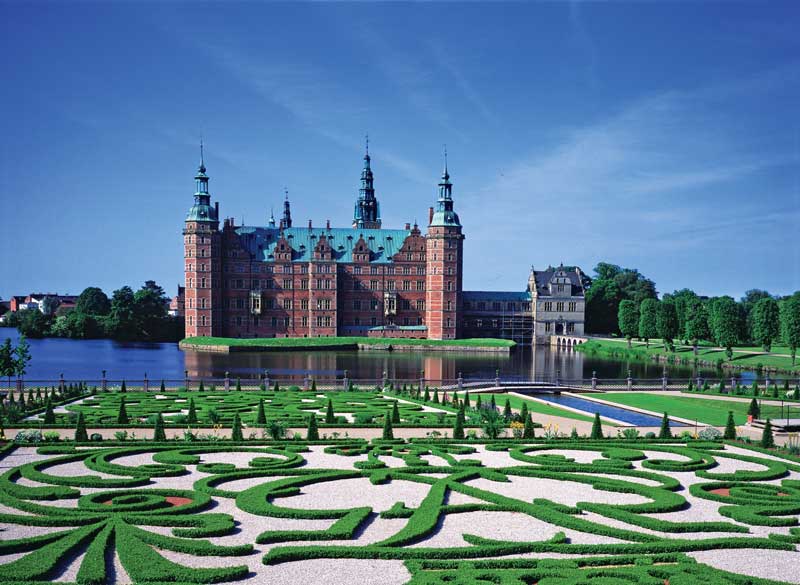 Amura,Dinamarca,Vikingos,Rey Harald,piedras rúnicas de Jelling,daneses,felicidad, Jardines del renacimiento en los castillos Egeskov y Frederiksborg, Dinamarca. 