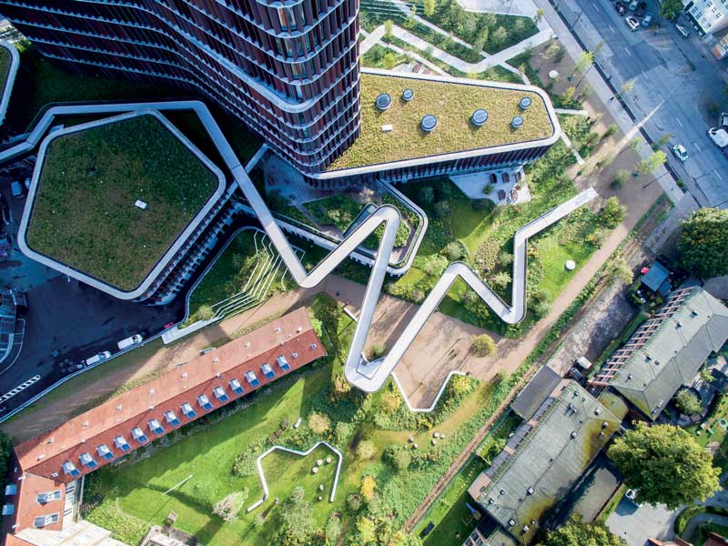 Amura,Dinamarca,Denmark,Una perspectiva holística, La torre Mærsk y el parque natural SUND en Copenhague, recibieron el galardón más alto de Escandinavia por su enorme techo verde diseñado por el estudio SLA. <br />