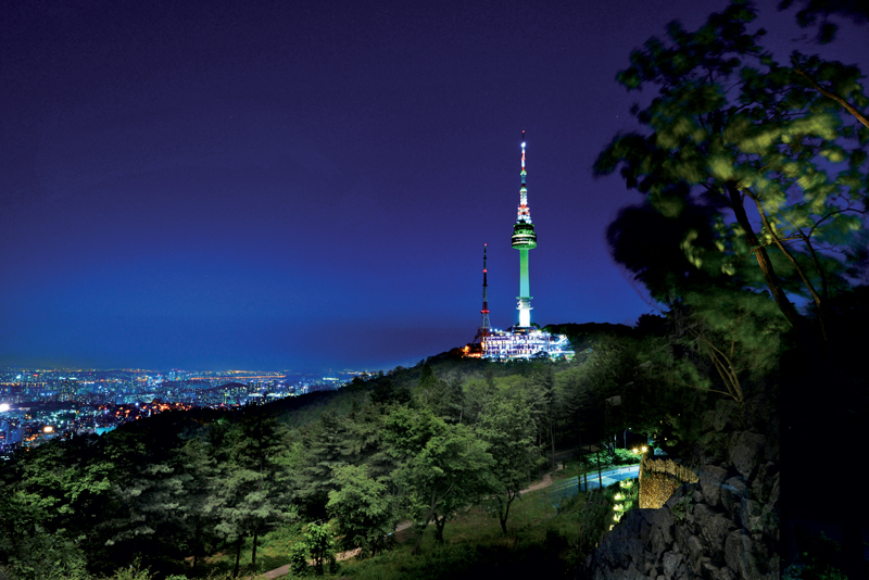 Amura,Corea del Sur,South Korea,Seúl,Busan,Isla Jeju,Villa de Bukchon Hanok,  La torre N de Seúl fue construida en 1971.