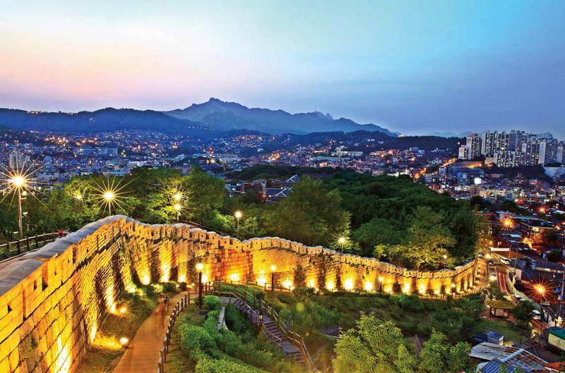 Amura,Corea del Sur,South Korea,Seúl,Busan,Isla Jeju,Villa de Bukchon Hanok, El Muro de la Fortaleza de Seúl.<br />