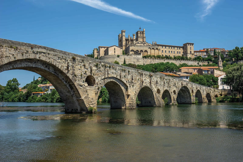 Amura,Agde,AmuraWorld,Amura Yachts,Cap d'Agde,Languedoc, En Béziers se pueden apreciar los castillos del siglo XIX, construidos alrededor de los dominios vitícolas.