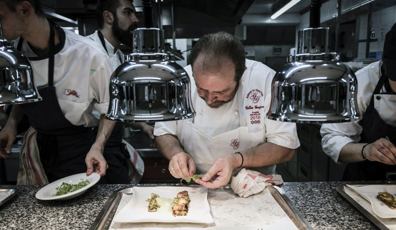 Amura,Agde,Guía Michelin,L’Auberge du Vieux Puits,chef Gilles Goujon , El chef Gilles Goujon cuidando todos los detalles para que la comida sea un placer.