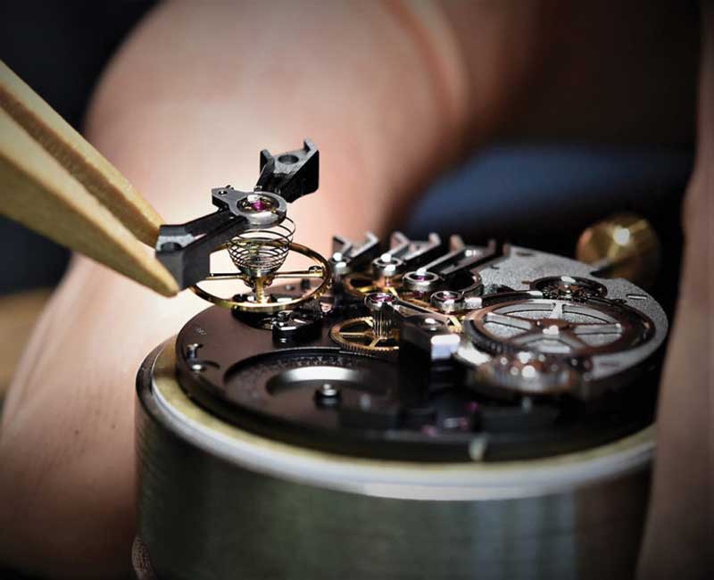 Amura,Maldivas,AmuraWorld,El ABC de la alta relojería, Assembly made by the expert hands of a watchmaker