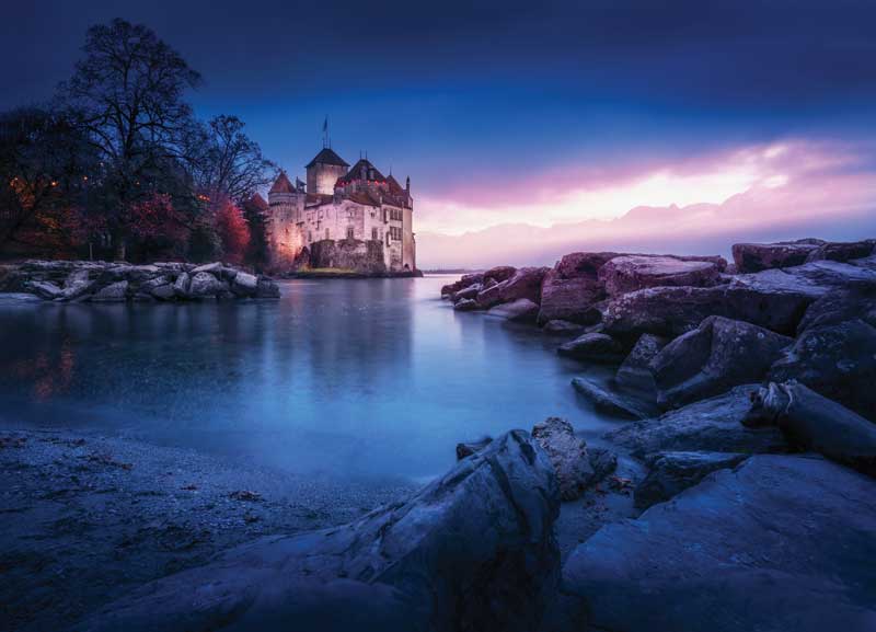 Amura,AmuraWorld,AmuraYachts,Gstaad,Geneva,Montreux, Atardecer en el castillo de Chillon, frente al lago Léman.