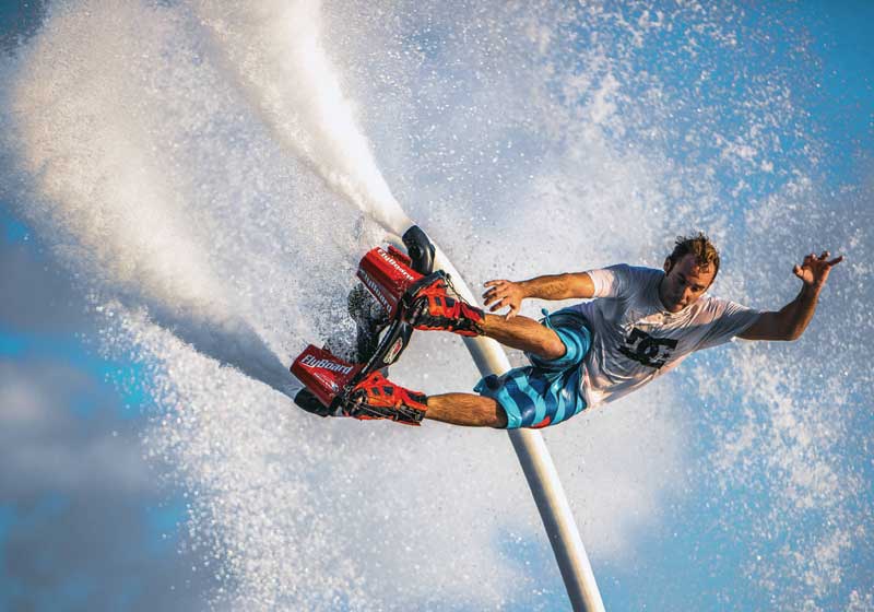 Amura,AmuraWorld,AmuraYachts,Xtreme marine sports, El flyboard consiste en un par de botas conectadas al escape de la turbina de una moto acuática a través de una manguera. 