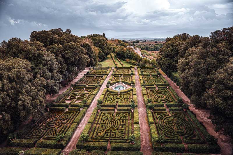 Amura,AmuraWorld,AmuraYachts,Forte dei Marmi, La belleza de<br />los jardines de un castillo italiano.