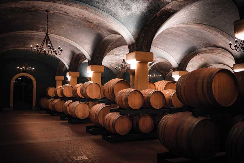 Amura,AmuraWorld,AmuraYachts,Forte dei Marmi, Los vinos de Toscana reposan en las cantinas (bodegas).