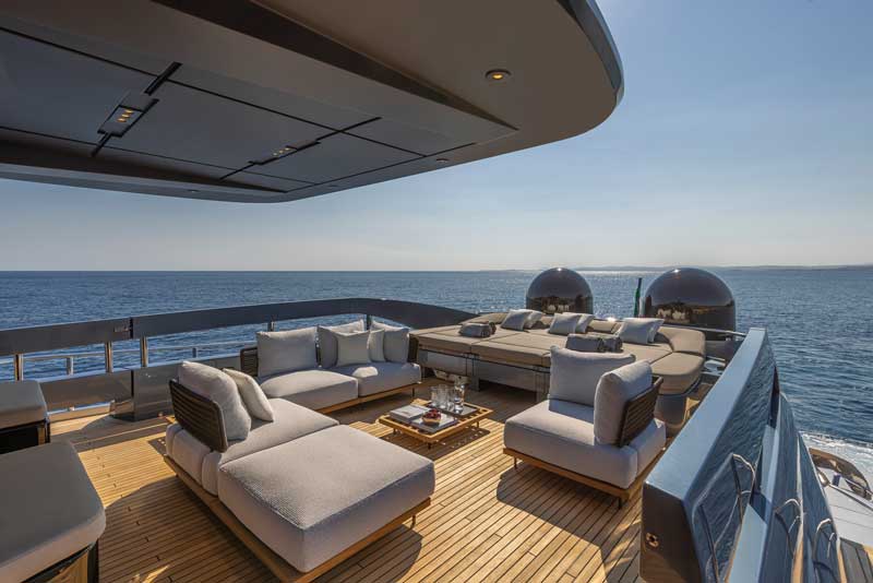 Amura,Amura World,Amura Yachts,Brunei, La cubierta principal se extiende en dos niveles. 