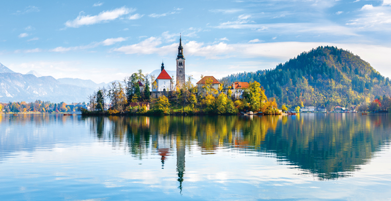 Amura,Amura World,Amura Yachts,Mar Adriático ,Balcanes, Medieval castle in front of the lake Bled, Slovenia.