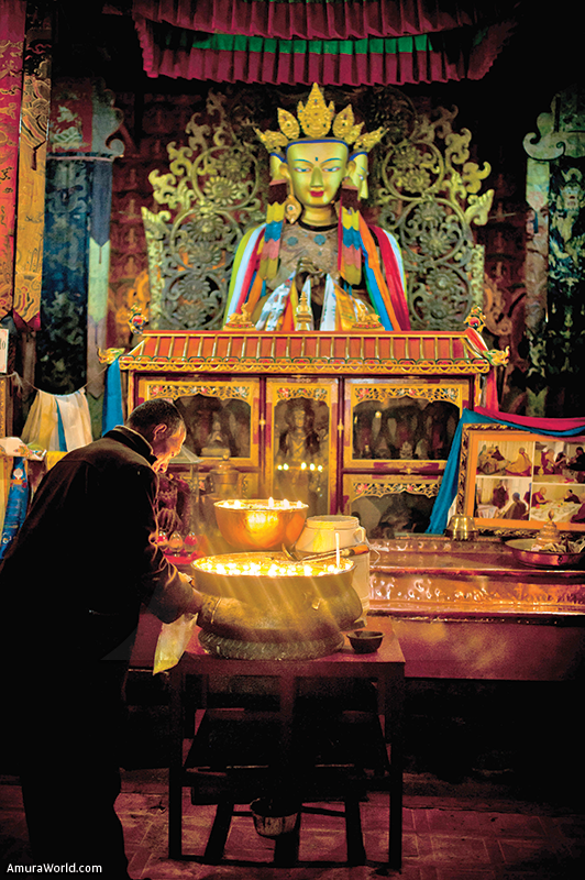 Buda de la compasión banderas tibetanas de oración Om Mani Padme Hum Juego  de 10 cinco colores tradicionales tibetanos que son amarillo, verde, rojo